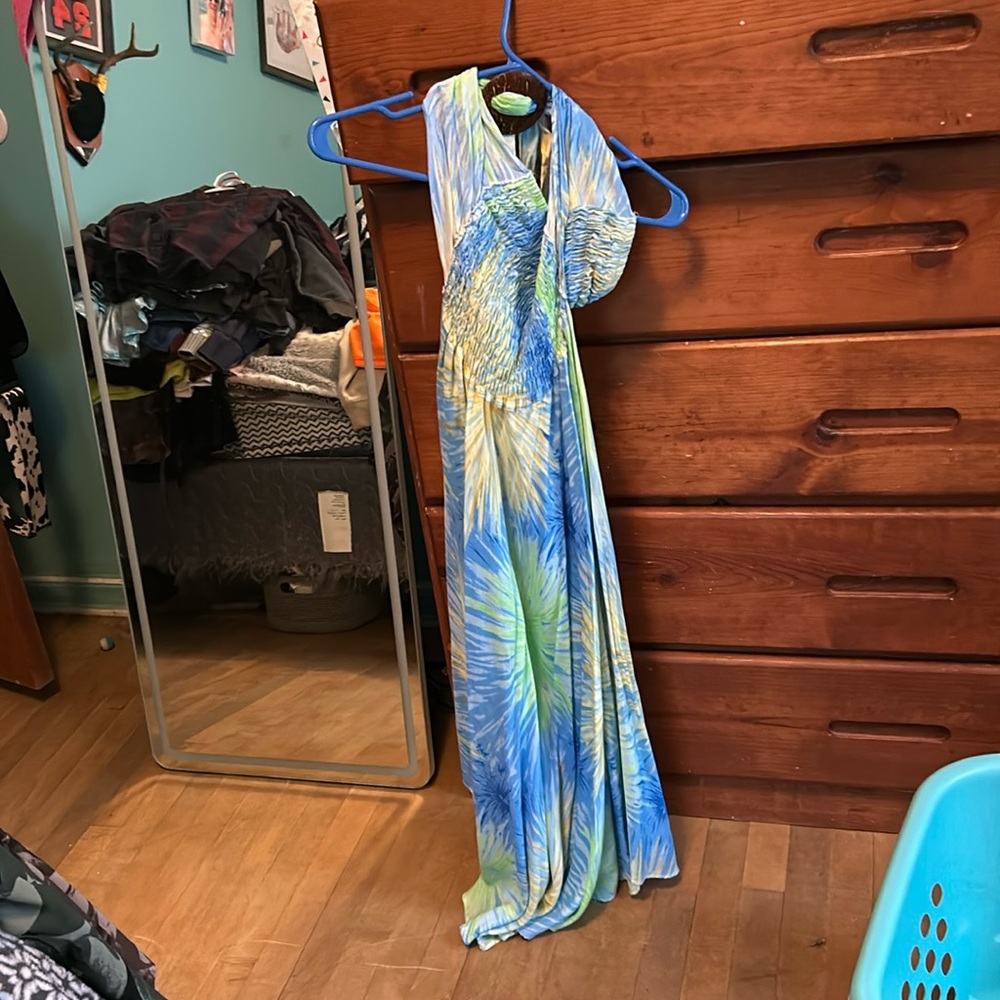 It can go around do you neck or wear it as a strapless